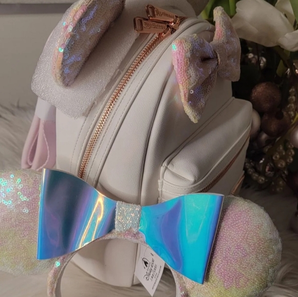Loungefly Minnie Mouse white Iridescent mini backpack with ears - Picture 6 of 7
